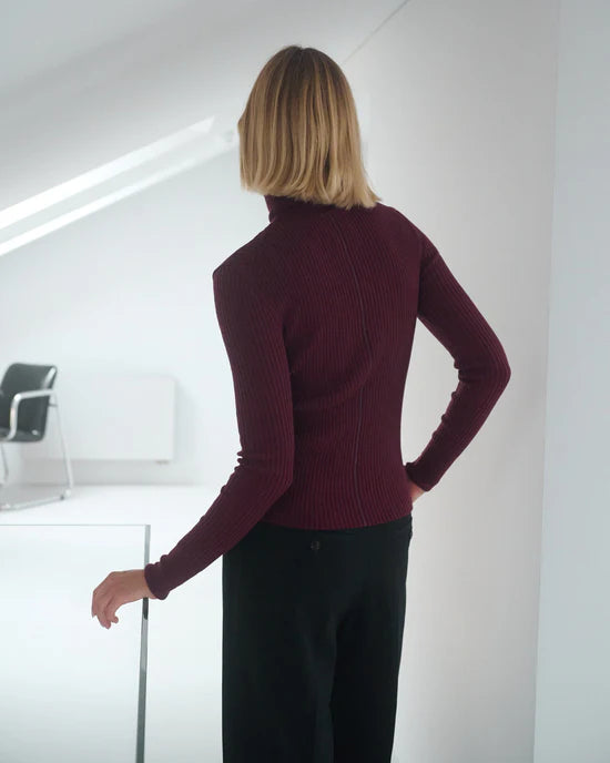 Austė: Rollkragenpullover aus Merinowolle Bordeaux
